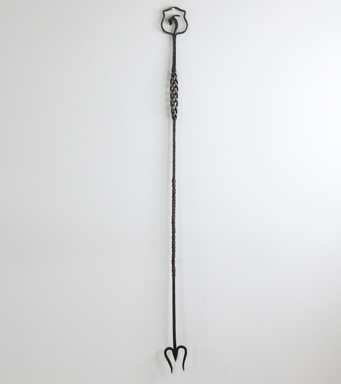 ELDGAFFEL, i form av en Hälsingebock, smide, 1900-tal.