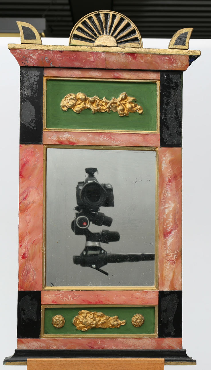 VÄGGSPEGEL, sk Glasmästarspegel, marmoreringsmålad under glasplattor, empire.