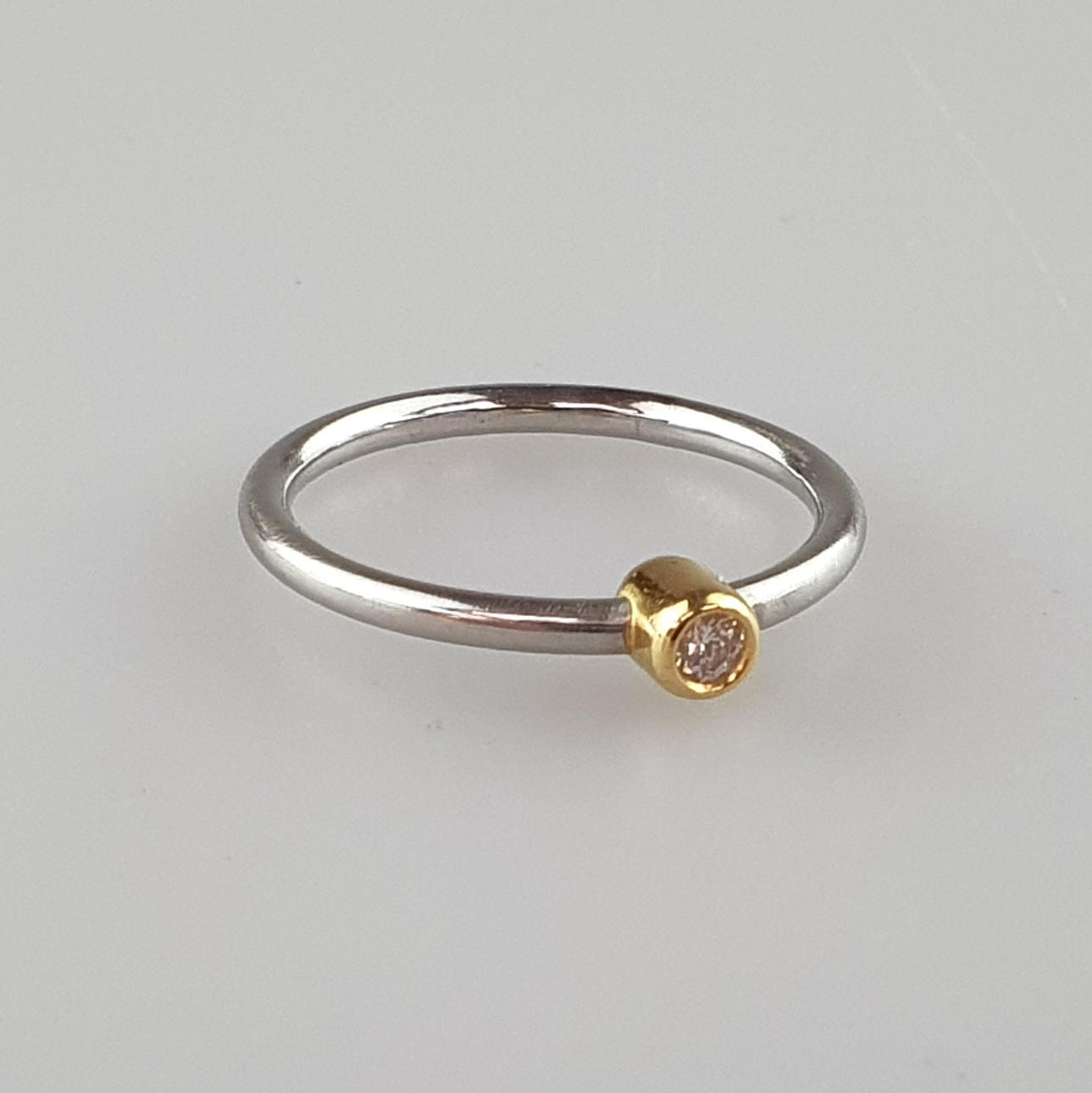 - DIAMANTRING - Platin / Gelbgold, Ringgröße ca. 52.