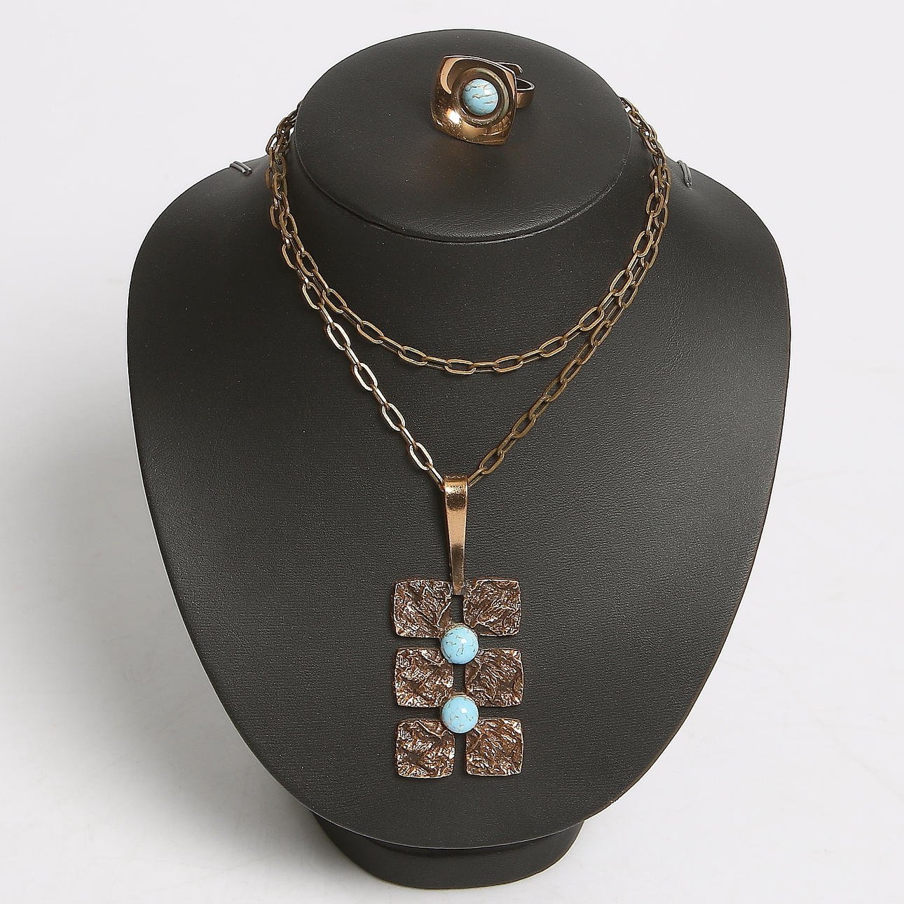 RING och HÄNGE, brons, K-E Palmberg, Alton. 1970-tal.