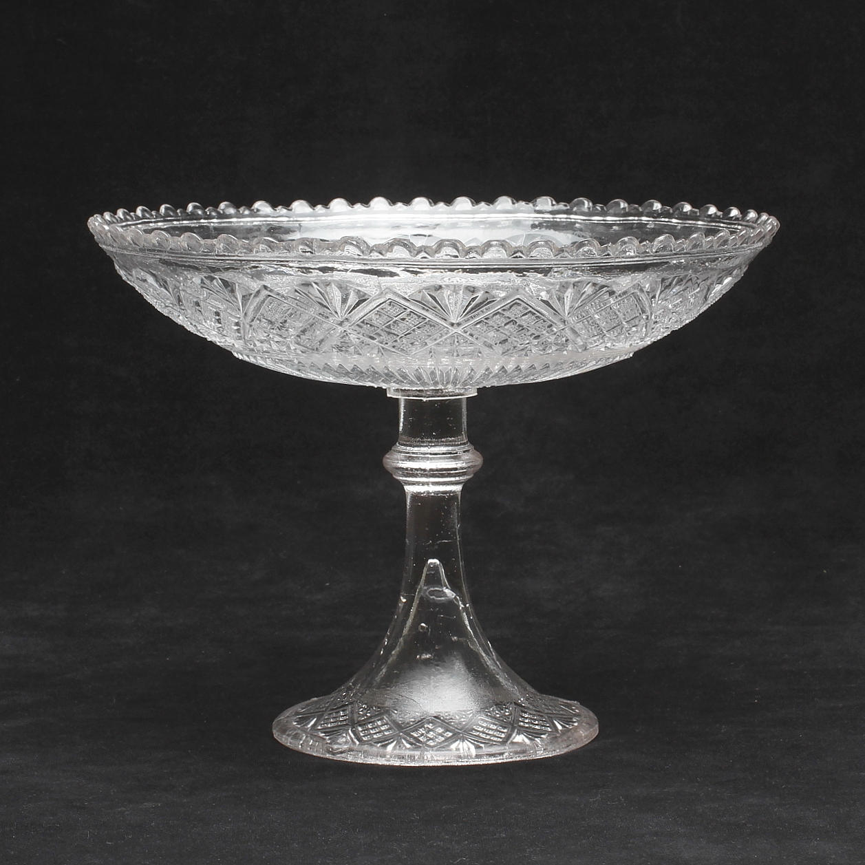 SKÅL PÅ FOT, pressglas, 1900-tal.