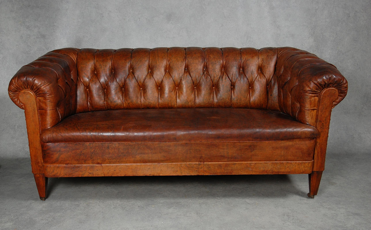 CHESTERFIELDSOFFA, skinn, 1930-tal.