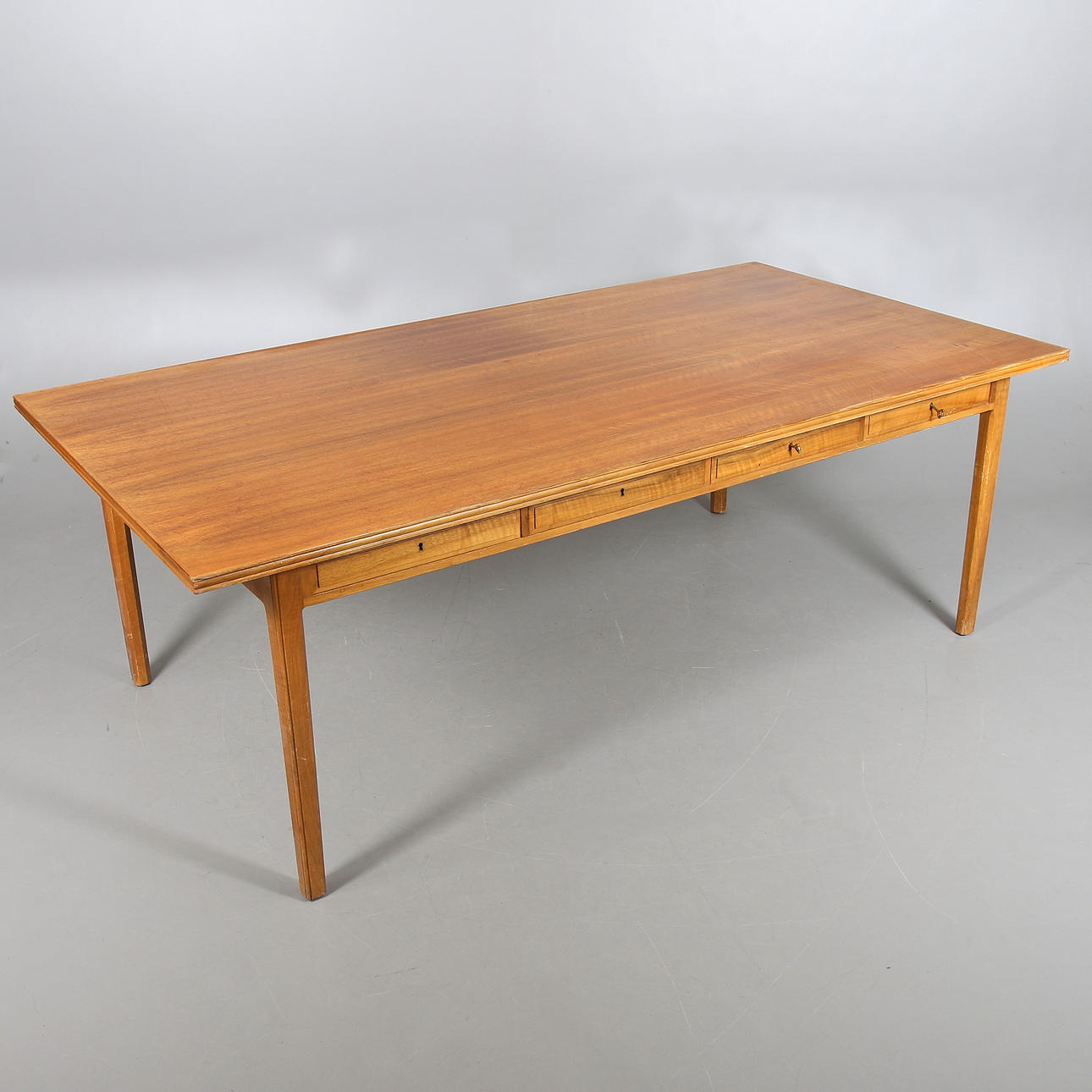 SKRIVBORD, ljus valnöt, NK, Stockholm. 1915.