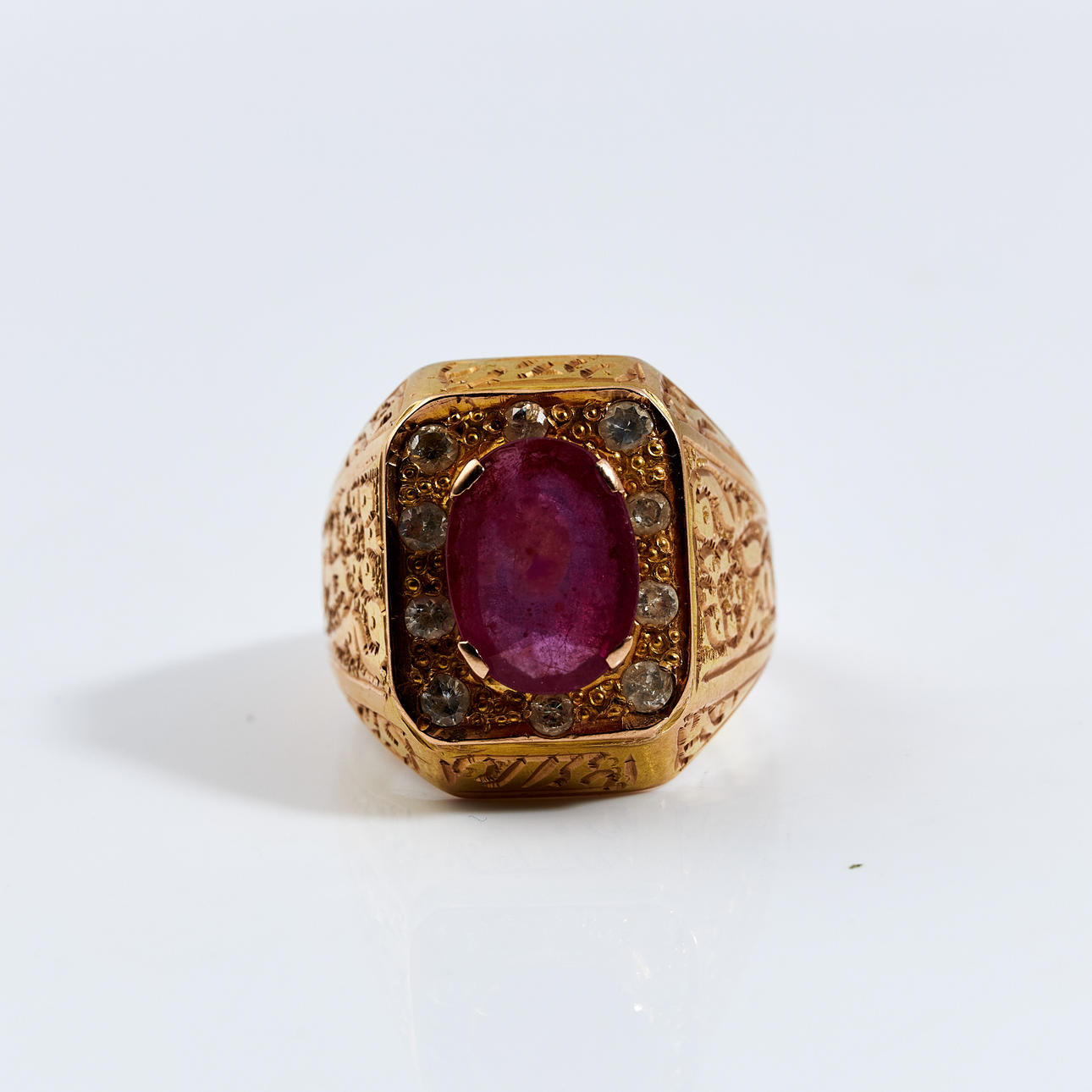 RING, 18k gold, heat-treated ruby and 10 diamonds.