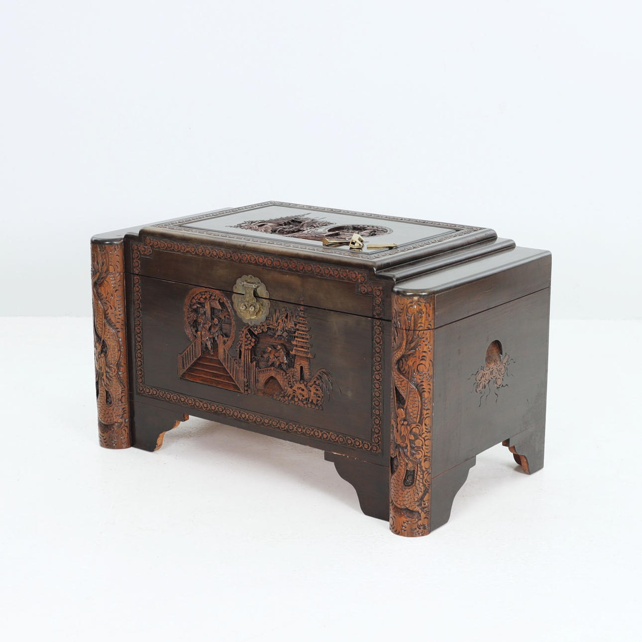 KAMFERKISTA, Kina, 1900-talets mitt.