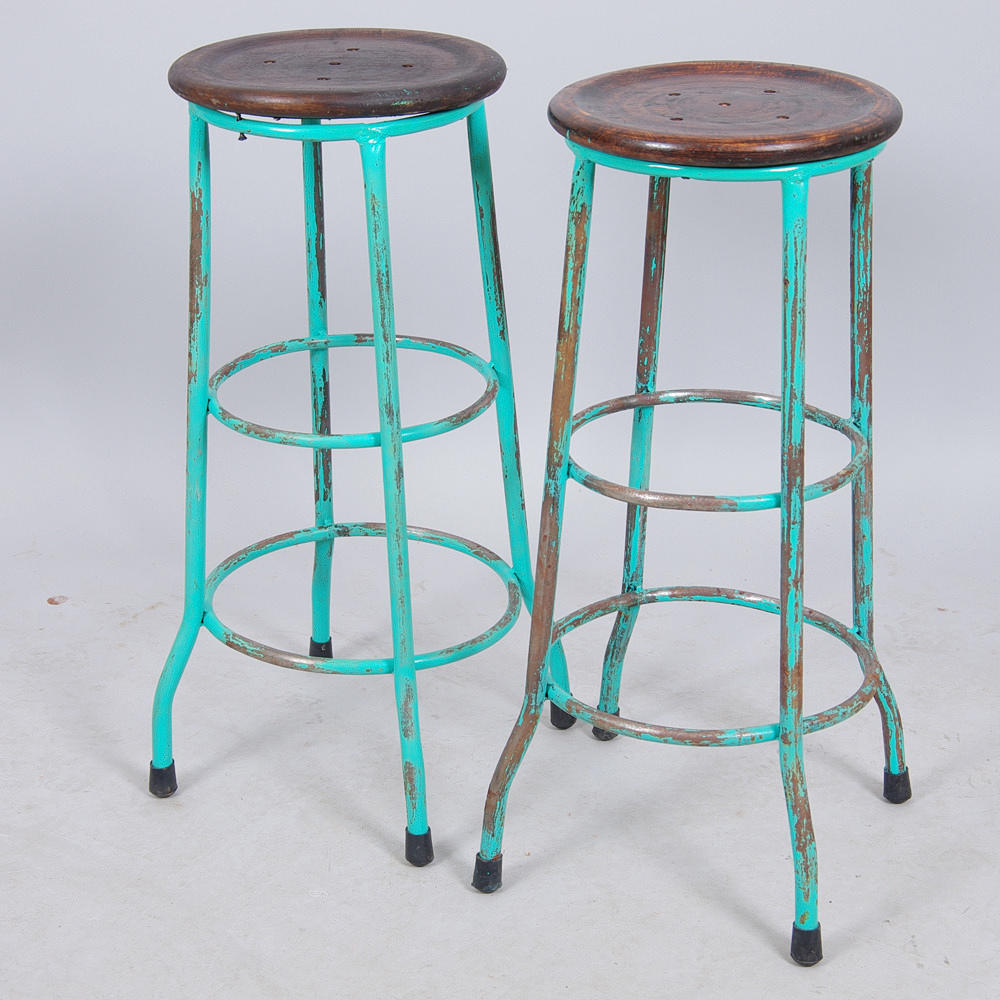 BARPALLAR, 2 stycken snarlika, grönmålad metall med träsits.