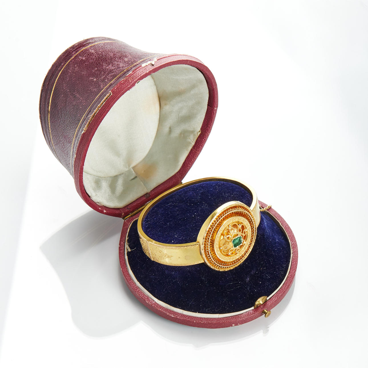 ARMBÅND, guld 18k med cabochonsleben smaragd.