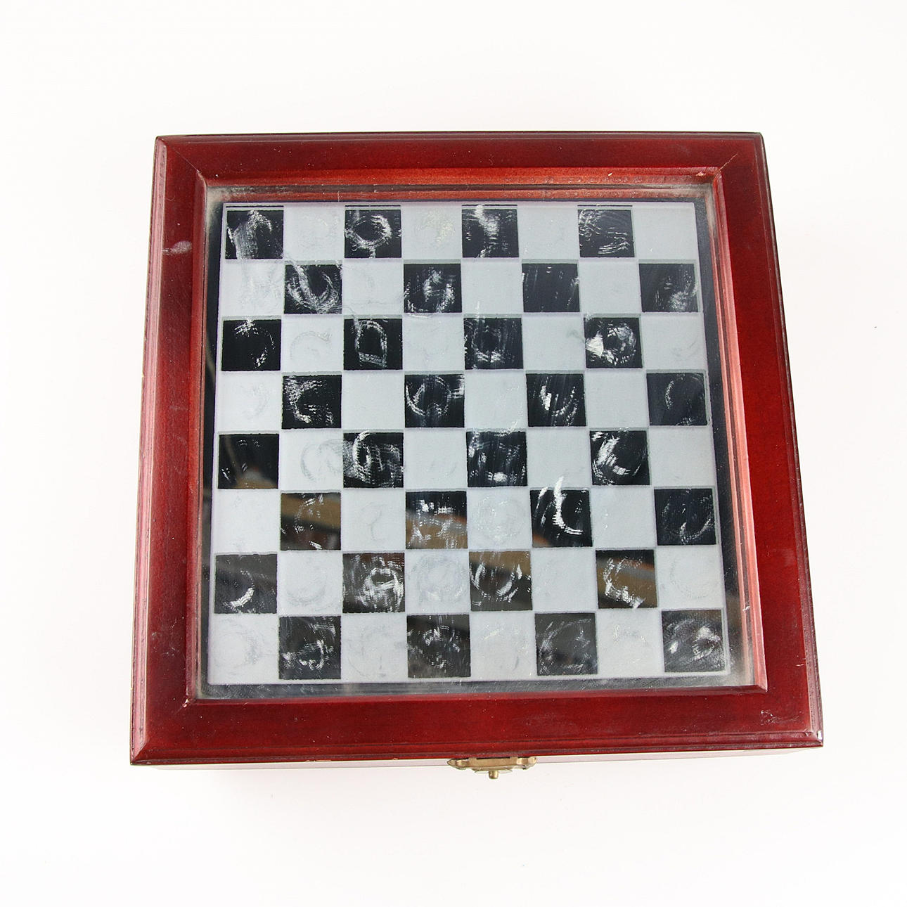 SAKKIPELI puukotelossa, lasipaloja.