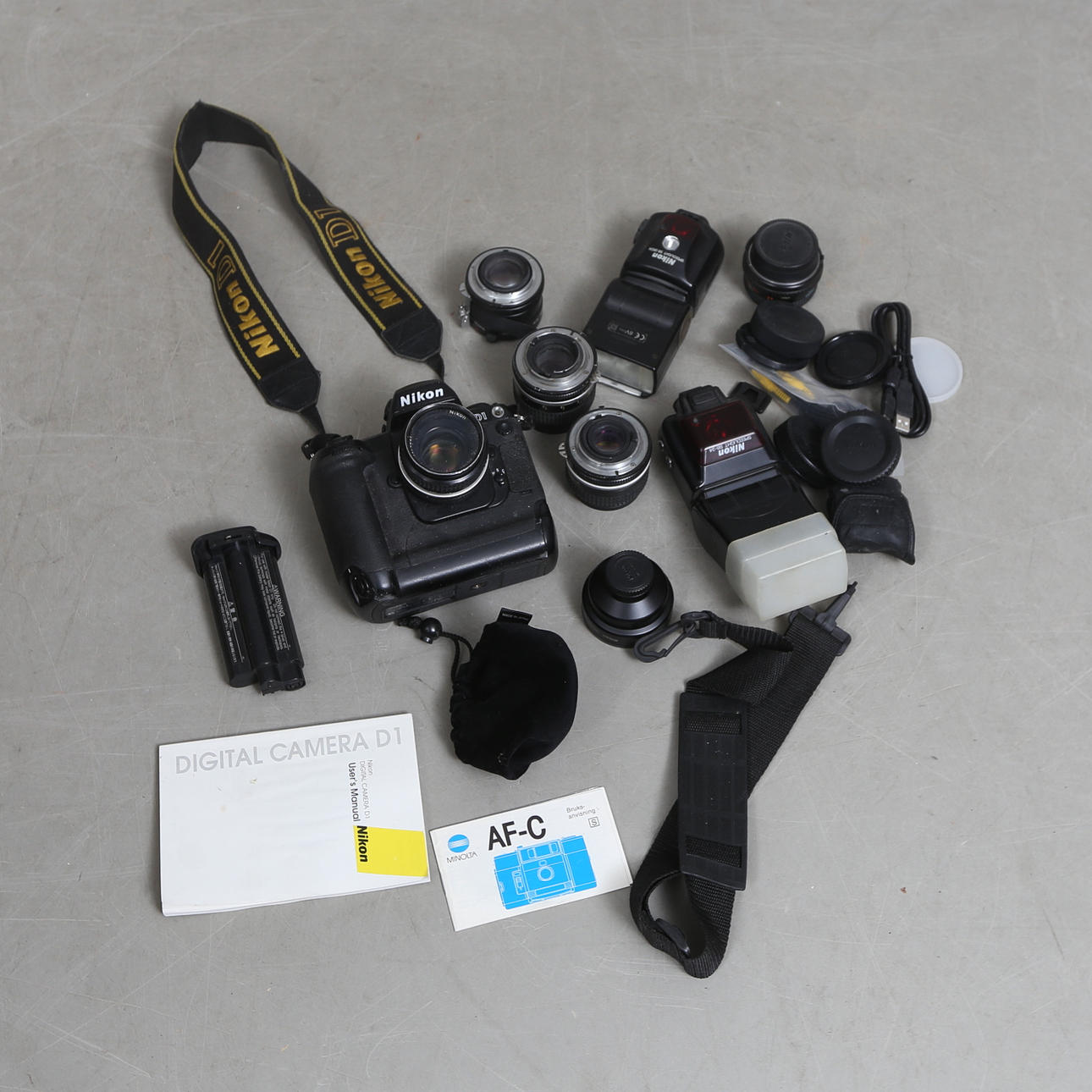 CÁMARA, Nikon D1 con accesorios.