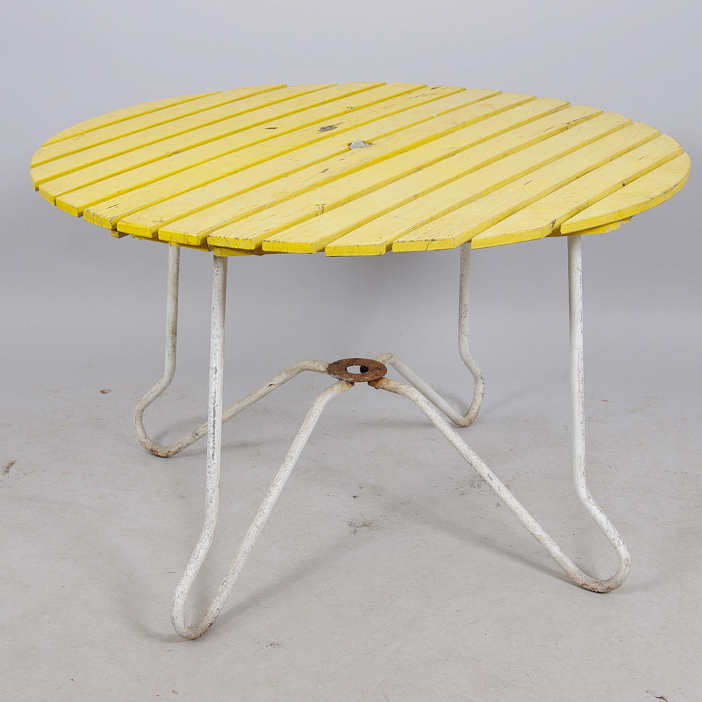 TRÄDGÅRDSBORD, gulmålat trä med vitmålat metallunerrede.