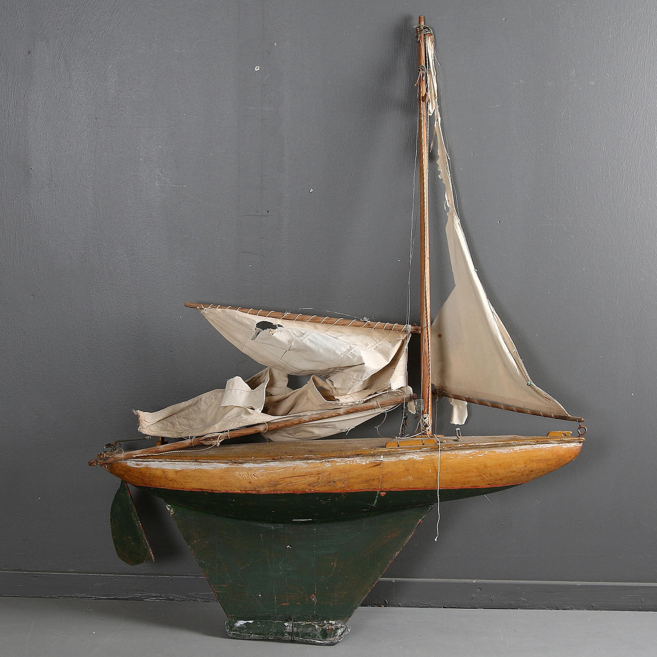 MODELLBÅT, trä, 1900-tal.