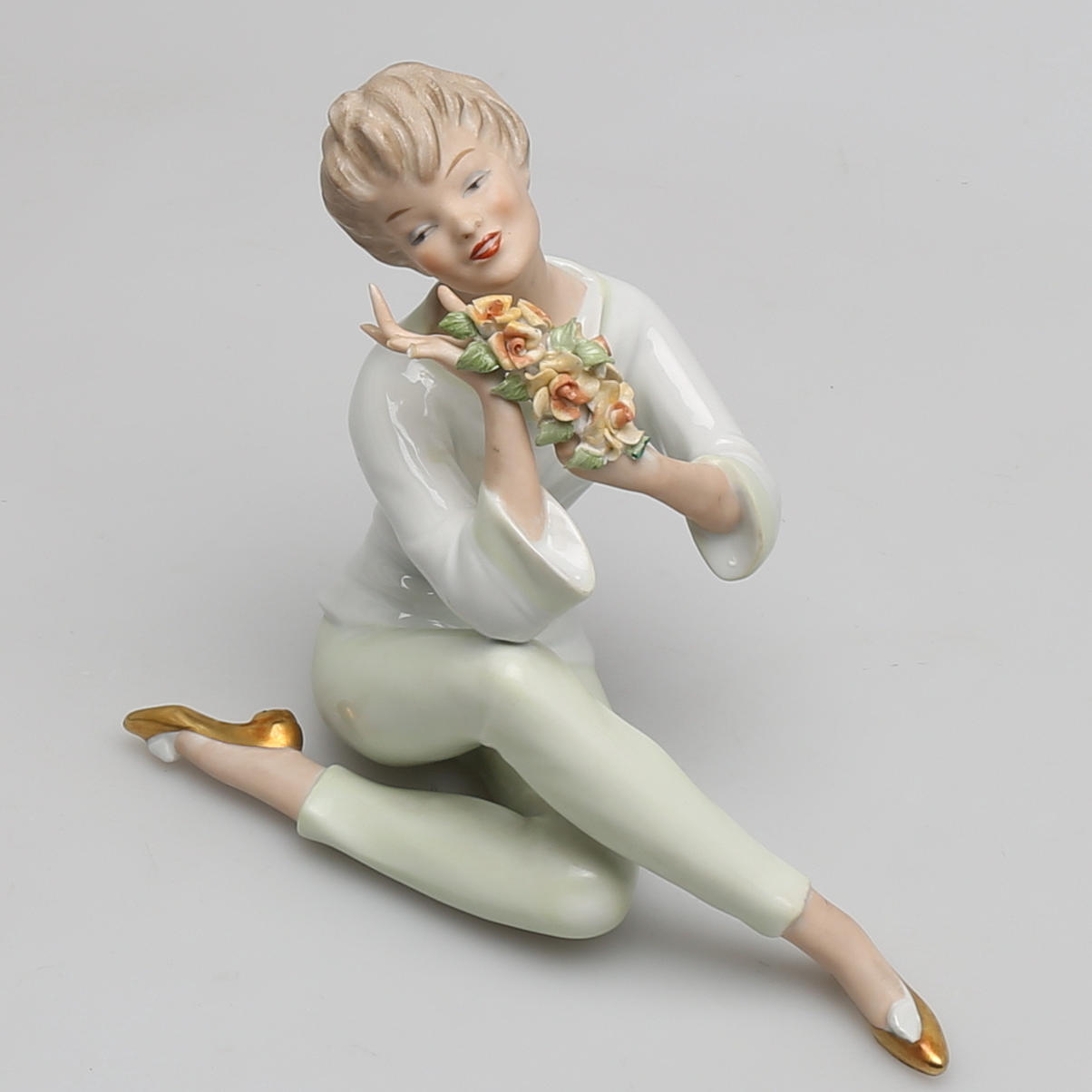 FIGURIN i porslin, Kvinna med blommor, Wallendorf, 1900-talets första hälft.