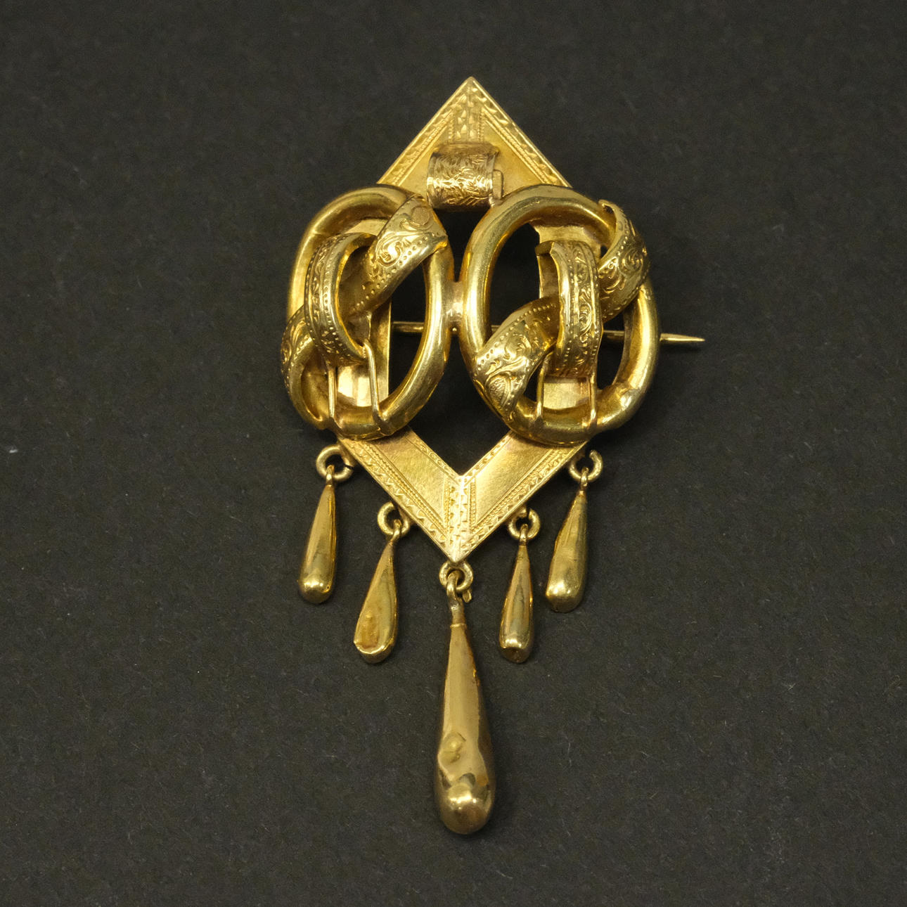 BROOCH WITH HANGING CLAPS, 18K GOLD.
