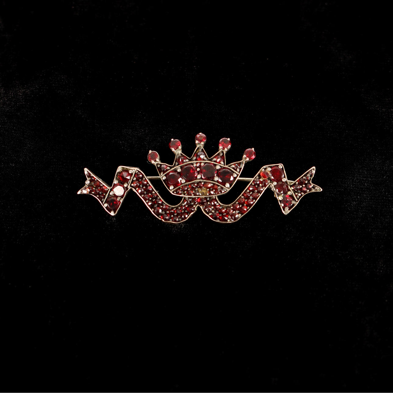 BROSCH MED GRANATER, 1900-talets mitt.