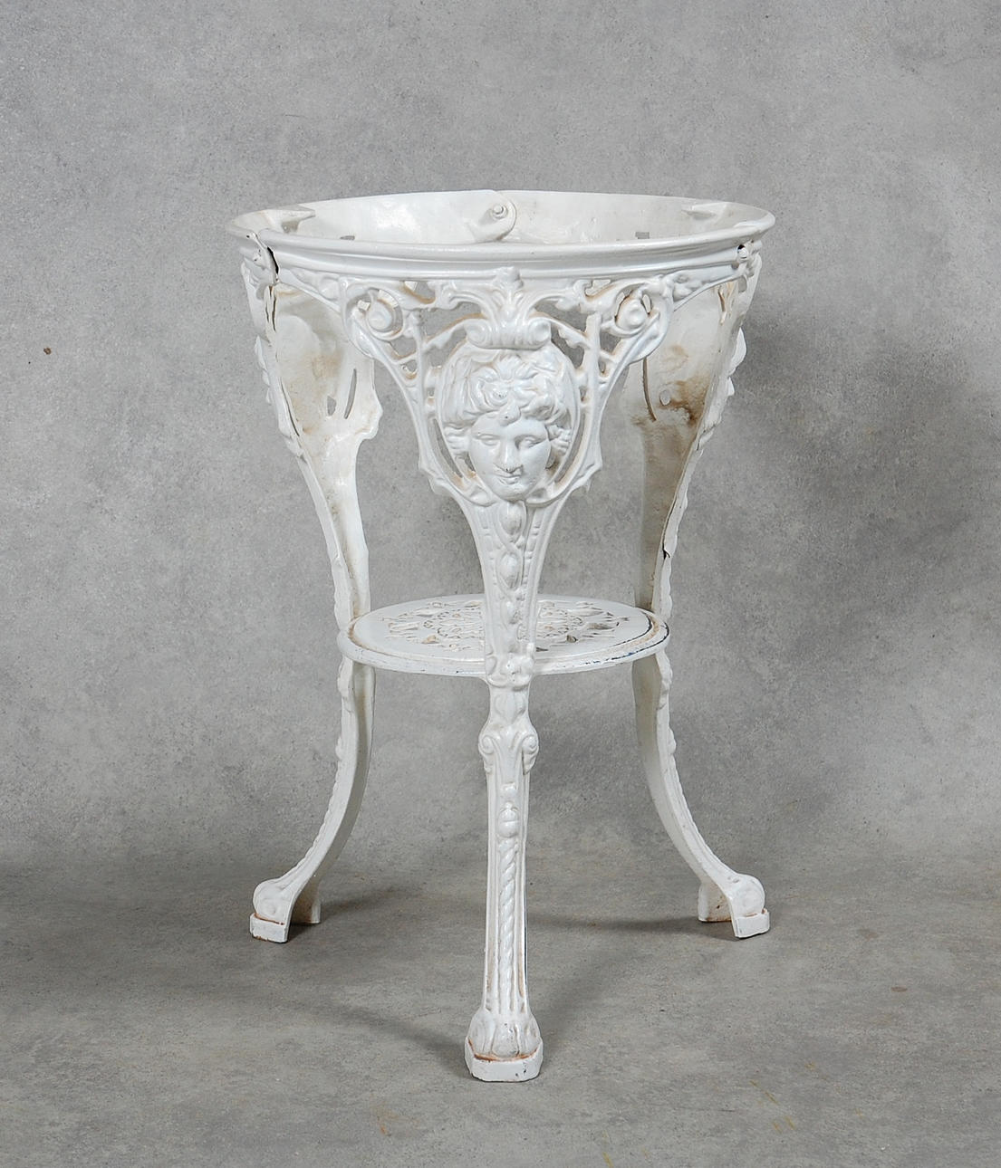 TRÄDGÅRDSBORD, gjutjärn, med dekor av kvinnoansikten, 1900-tal.