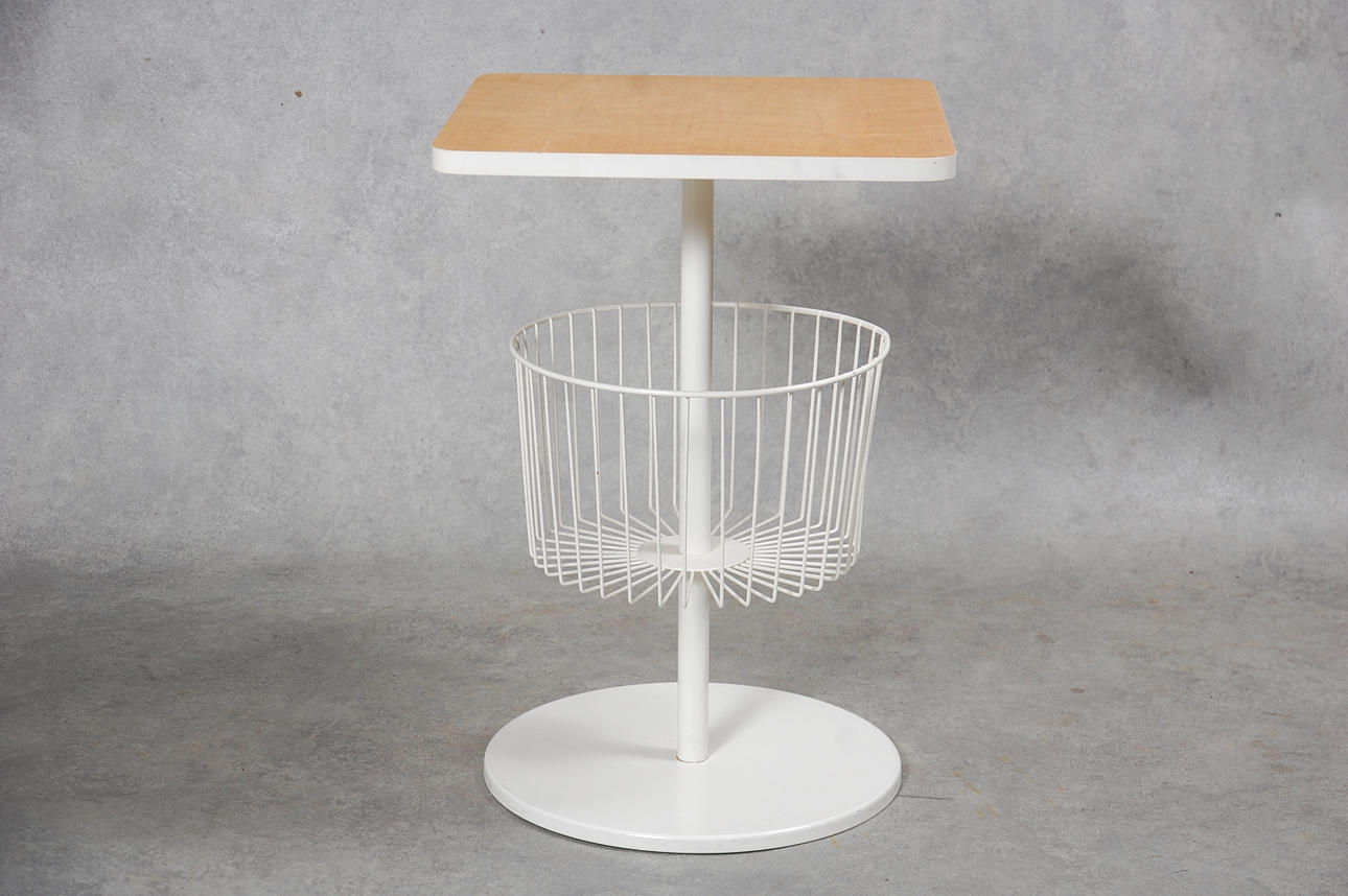 PÖYTÄ, sanomalehtikorilla.