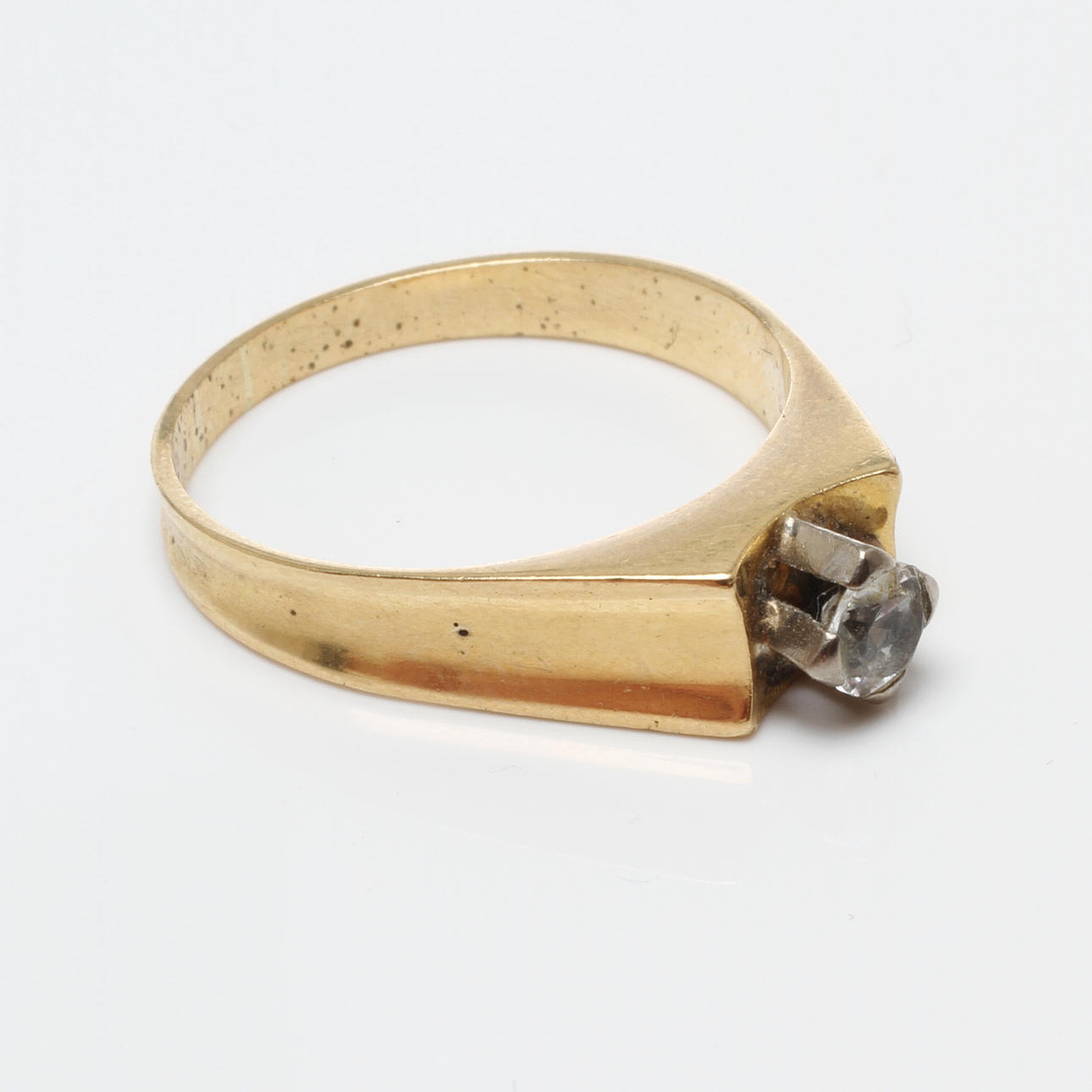 RING, 18k guld med vit sten, otydliga stämplar, 1900-tal.