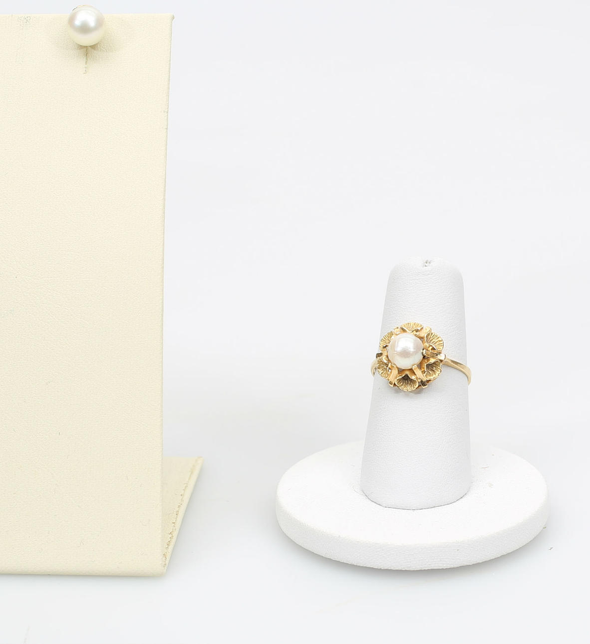 RING OCH HÄNGE, 18 K guld och odlade pärlor, total vikt 3,4 gram.