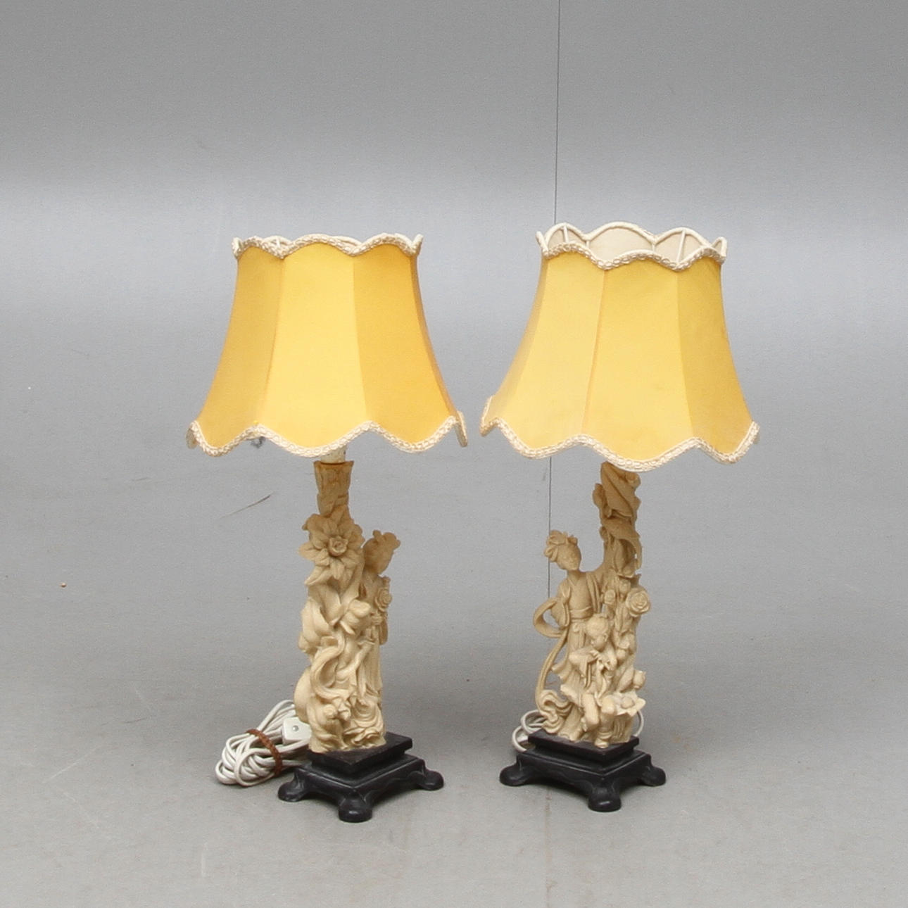 BORDSLAMPOR, ett par, gjutmassa, orientaliska, 1900-talets andra hälft.