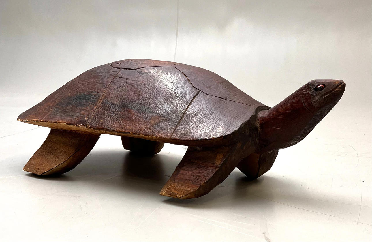 STOR SKÖLDPADDA I SNIDAT OCH EBONISERAT TRÄ.