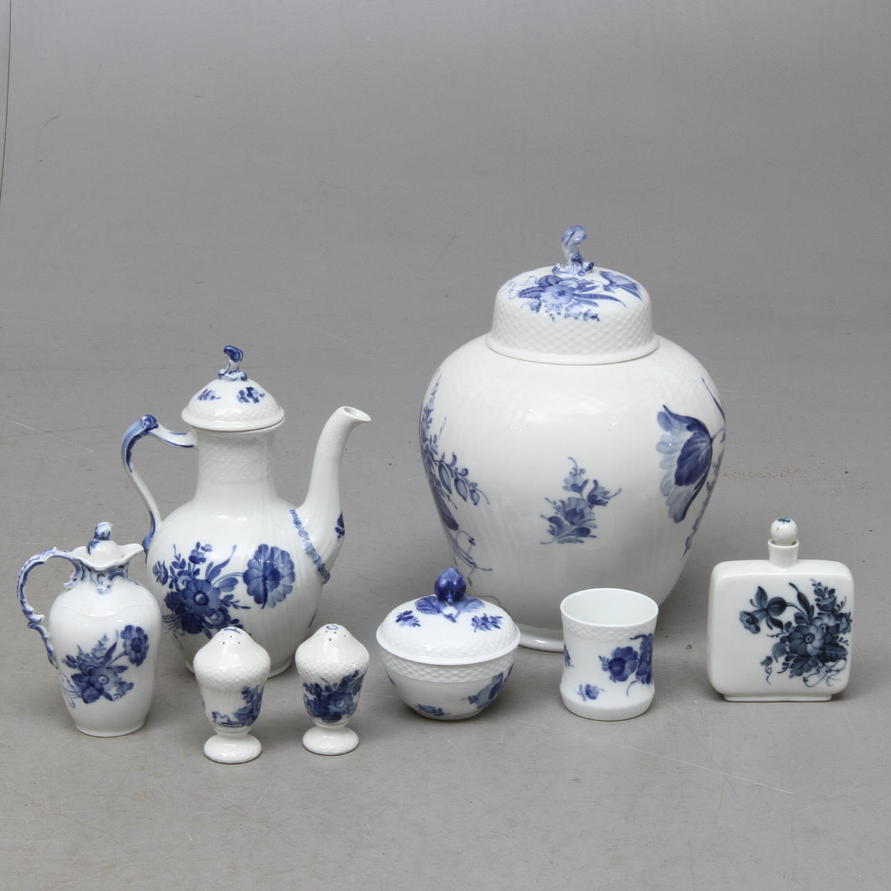 PARTI PORSLIN, 8 delar, "Blå Blomst", Royal Copenhagen.