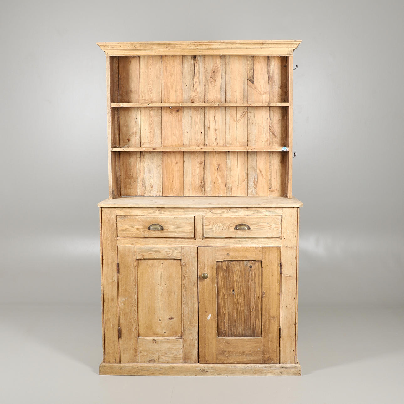 EN RUSTIK FURU BYRÅ.