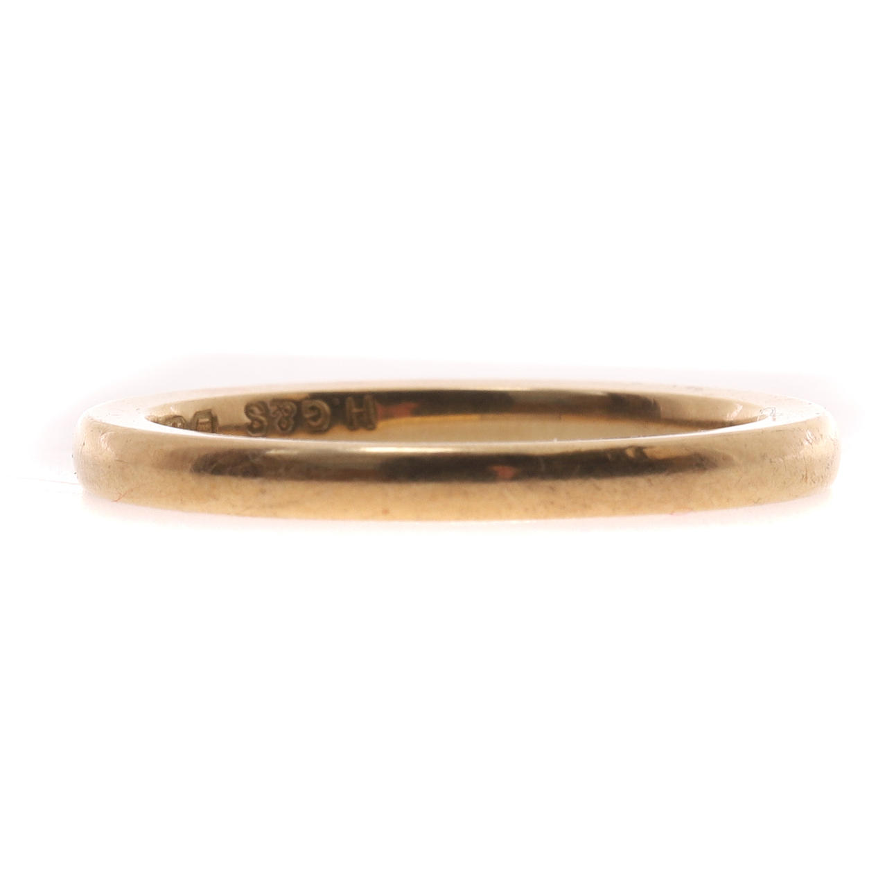 AN 18 CARAT GOLD WEDDING RING.