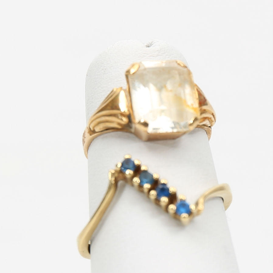 RINGAR, 14 och 18 K guld, 2 stycken, vit och blå stenar, total vikt 4,4 gram.
