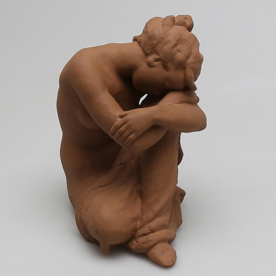 FIGURIN i keramik, sittande kvinna, Karlsruhe, Tyskland.