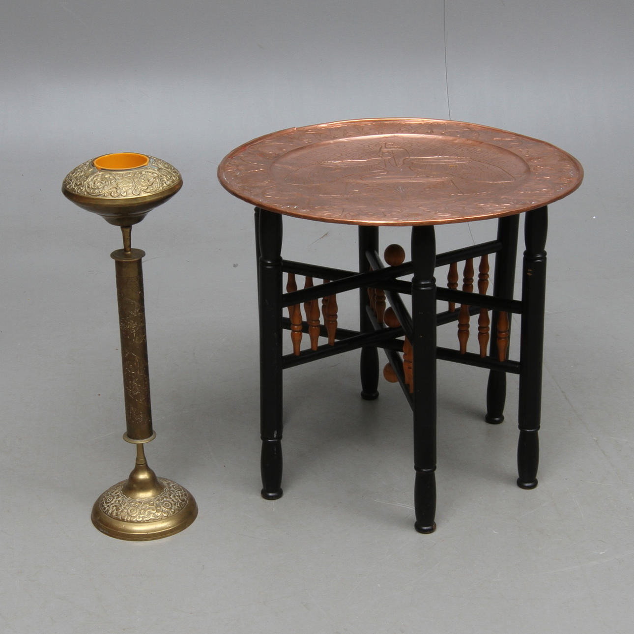 RÖKBORD samt ASKFAT, 2 delar, orientaliska, 1900-tal.