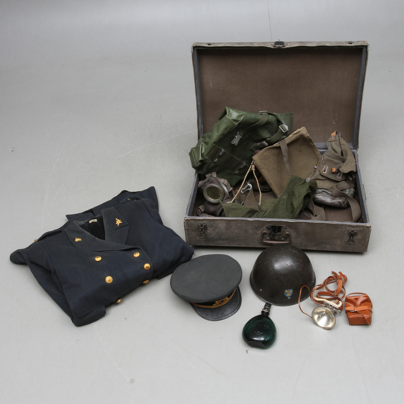 PARTI MILITARIA, i väska,1900-tal.