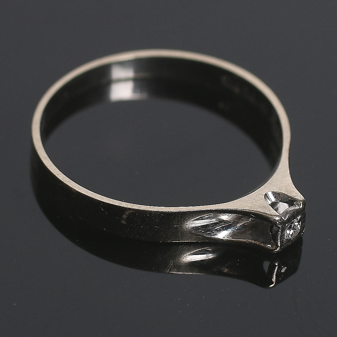 RING, 18k vitguld, med en briljant 0,02 ct. 1980. Bruttovikt 1,7 gram.