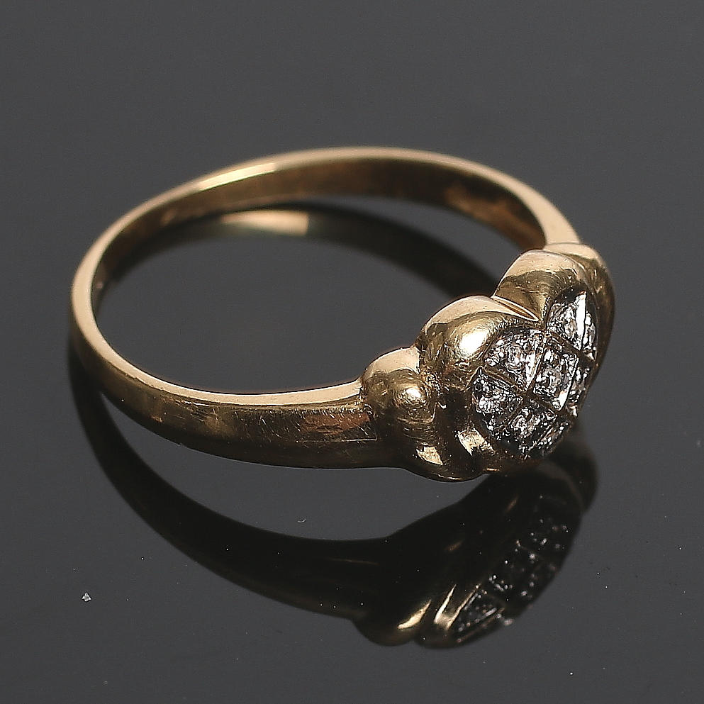 RING, 18k guld, hjärtformad med 8 briljanter tot. 0,04 ct. 19/2000-tal. Bruttovik 2,5 gram.