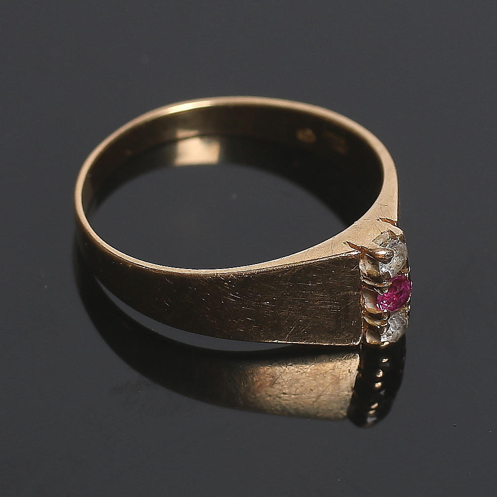 RING, 18k guld, med två vita och en röd spinell. 19/2000-tal. Bruttovikt 3 gram.