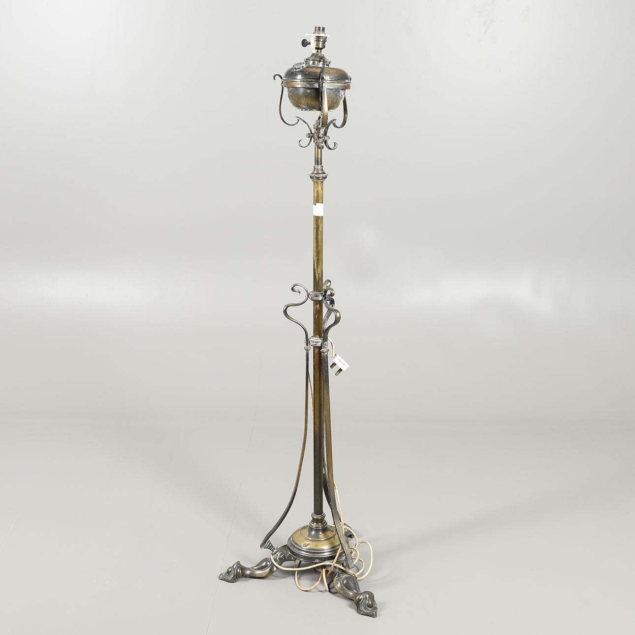 AN ADJUSTABLE BRASS STANDARD LAMP.