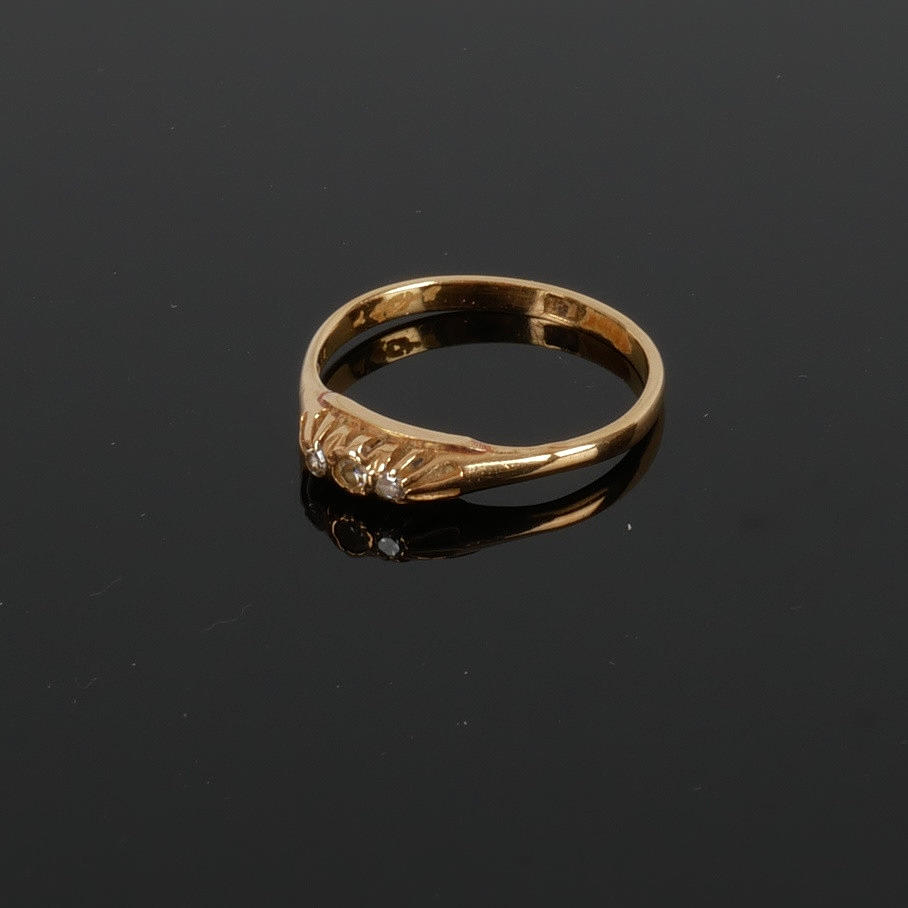 DIAMANTRING. 18K guld med 3 st diamanter.