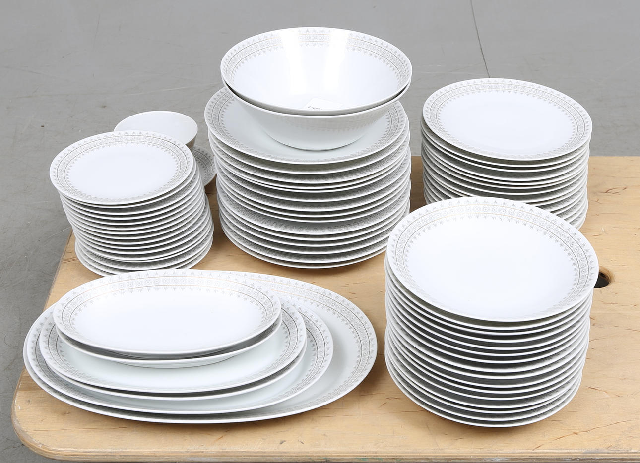 MATSERVIS, 72 delar, porslin, "Noblesse", Hutschenreuher, Tyskland.