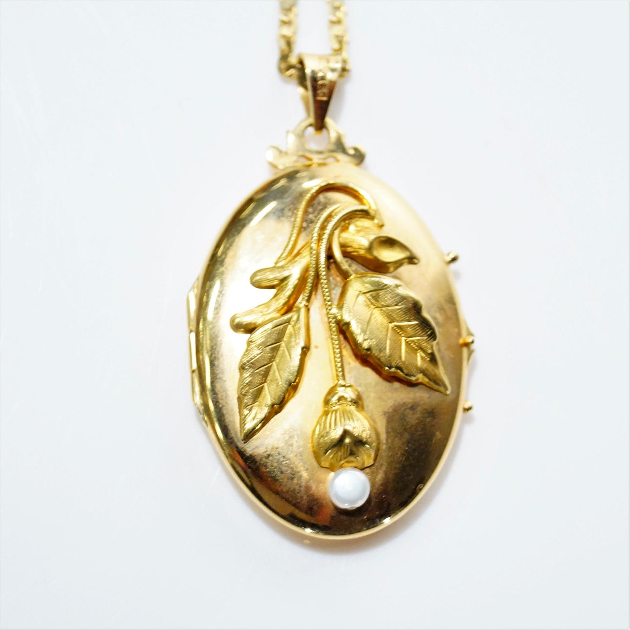 MEDALJON MED KÆDE, 18 K guld.