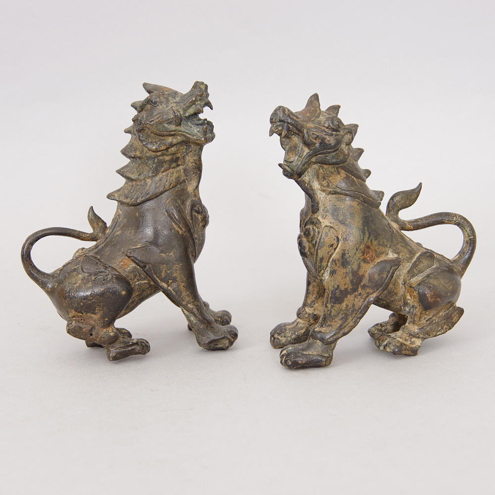 SKULPTURER, 1 par, brons, kinesiska tempellejon.