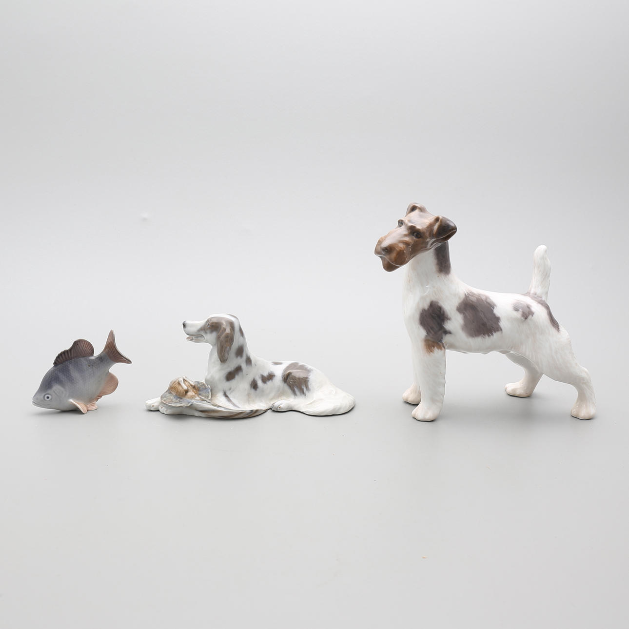 FIGURINER (3), hundar och fisk, Royal Copenhagen, 1900-tal.