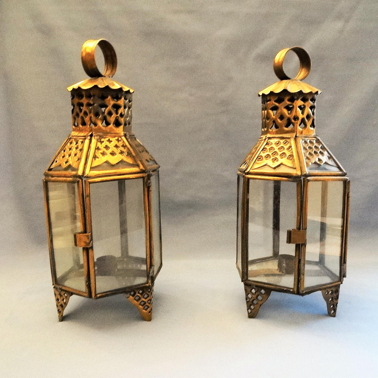 ANTIK MÄSSING LJUSKRONA, två delar.