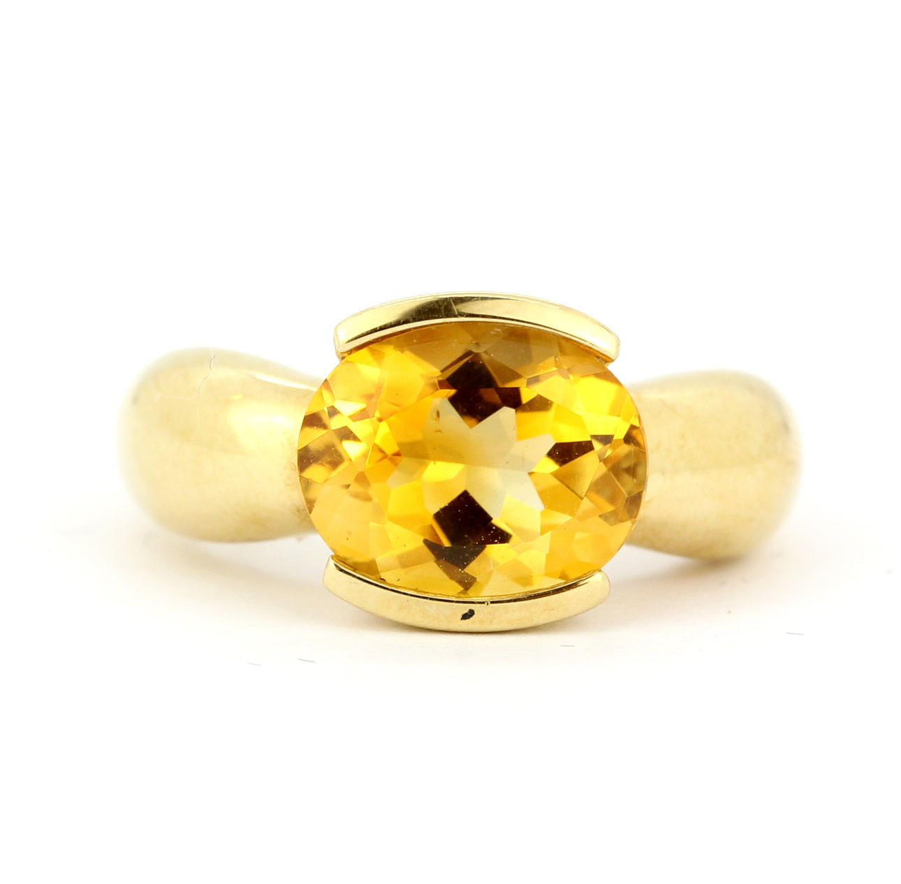 18CT SOILTAIRE CITRINE RING.