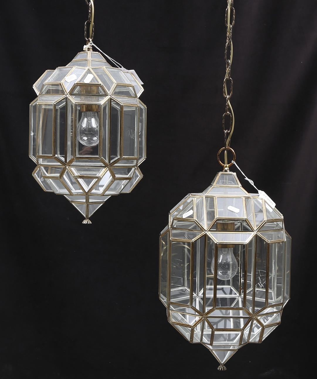 TAKARMATURER, 2 st. Glas och metall, 19/2000-tal. Total höjd ca. 96 samt 64 cm.