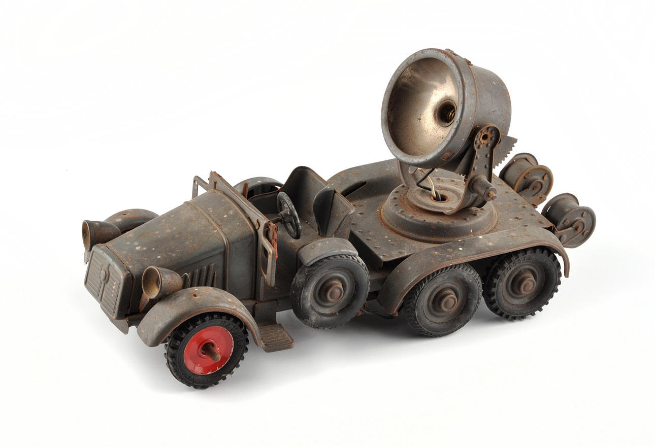 HAUSSER. ”STRÅLKASTARE LASTBILAR, LIMBER, MILITÄRA BILAR.” Original omkring 1935.