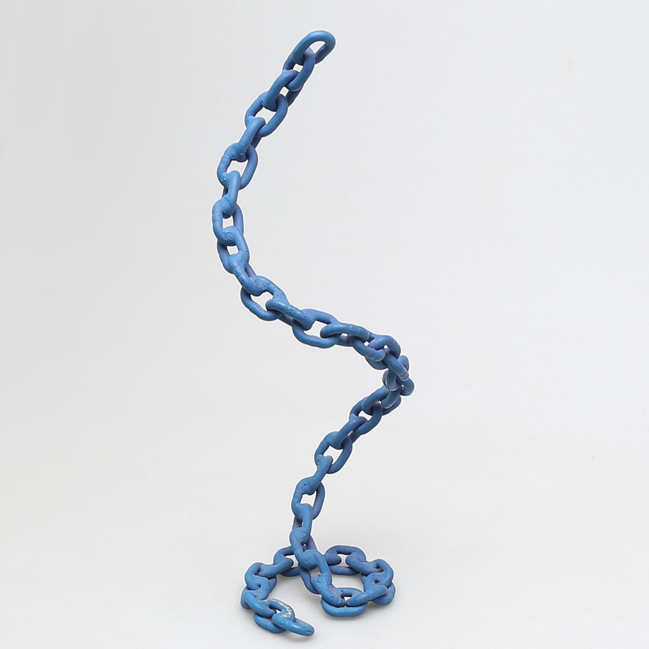 OSCAR REUTERSVÄRD. Skulptur i blåmålat järn, kedja, signerad.