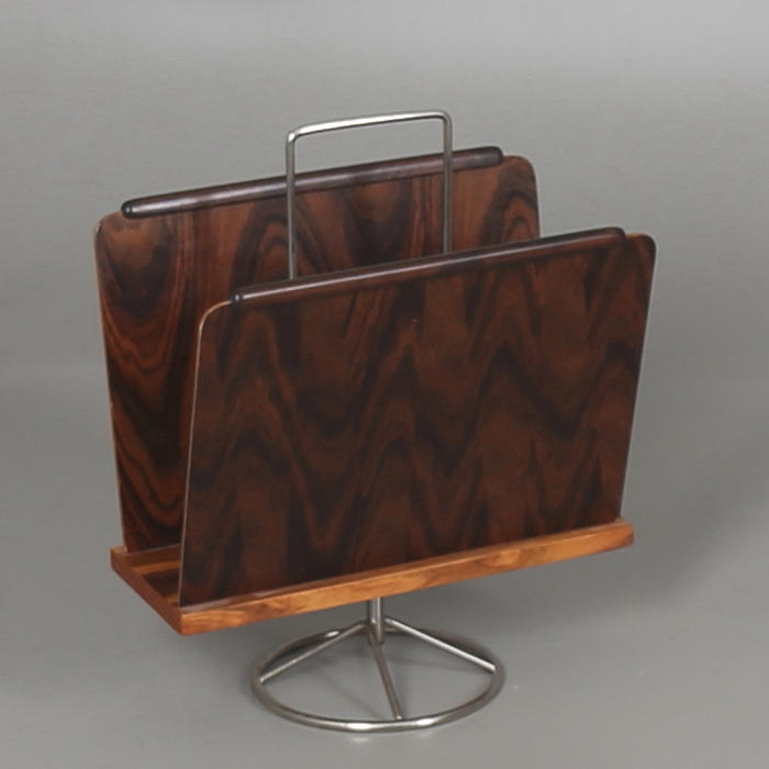 TIDNINGSSTÄLL i lövträ och vitmetall, Vad Trevarefabrikk, Norge.