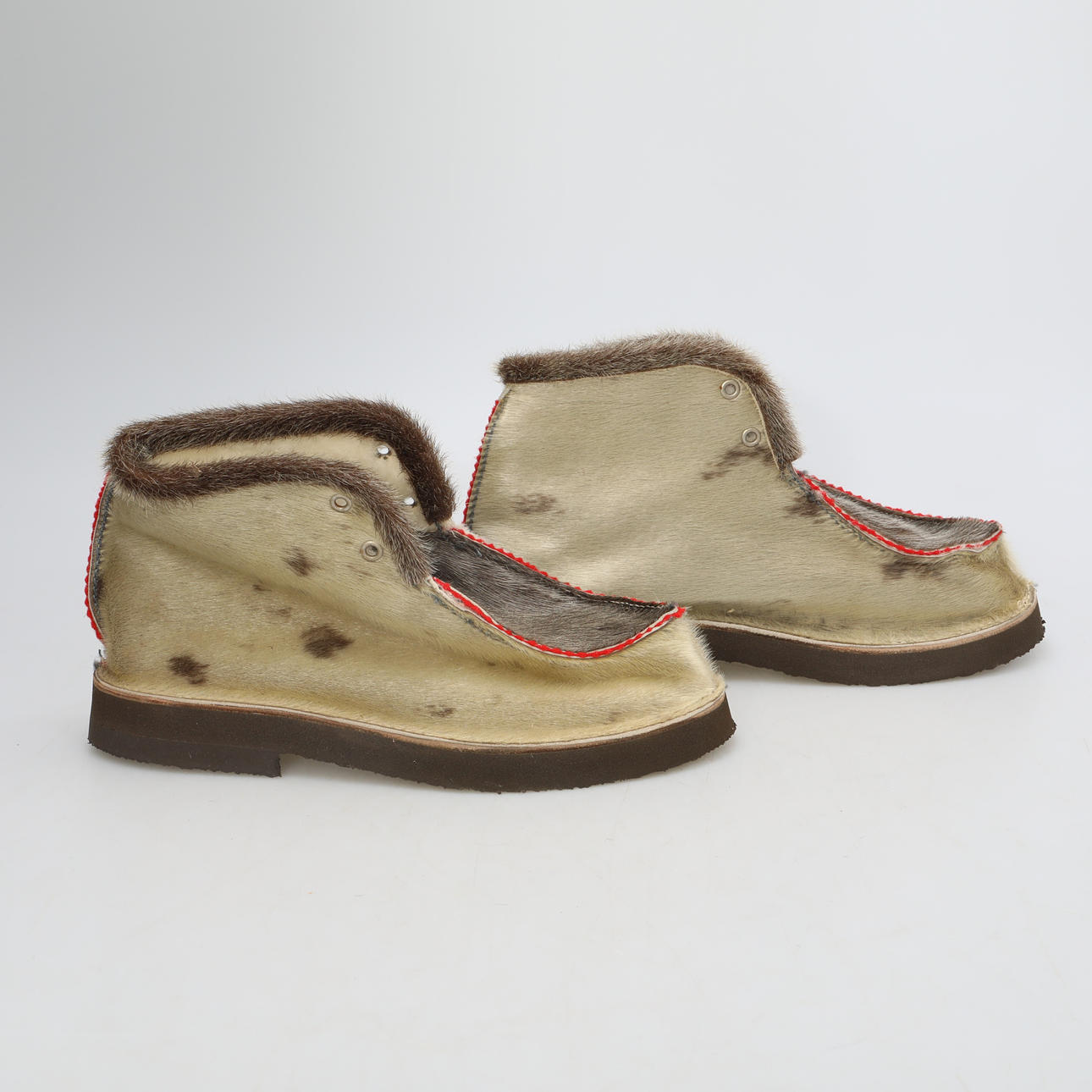 SÄLSKINNSSKOR ett par, strl 40.