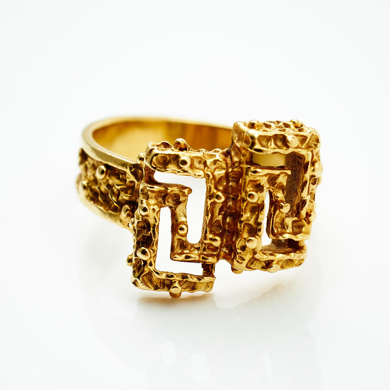 RING, 18k gold, decoration with meander loop.