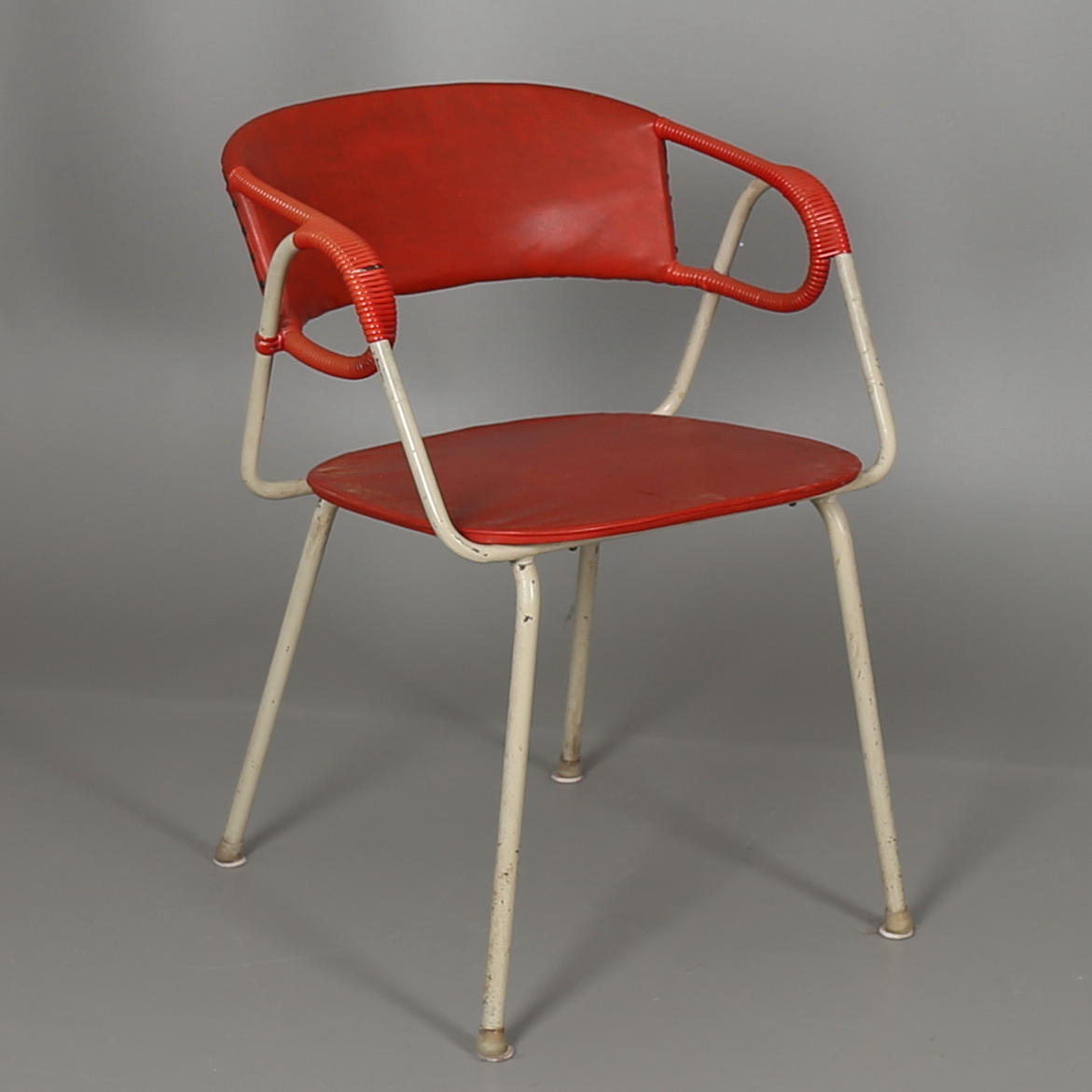 KARMSTOL i metall, klädsel i röd galon, 1960-tal.