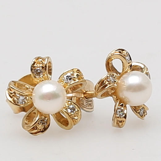 ÖRHÄNGE i 18K gulguld, ett par, besatt med pärla samt små stenar.